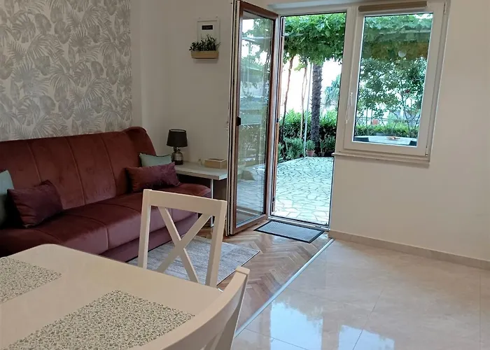 Vladimir M Apartment With Terrace And Parking Near Center 크리크베니카