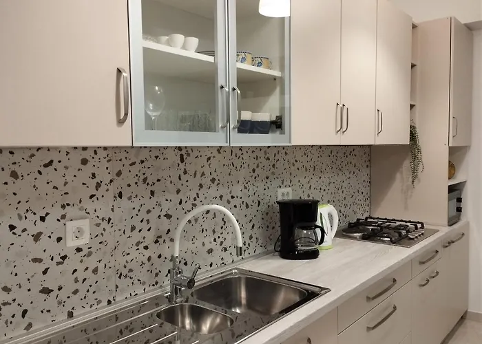 Vladimir M Apartment With Terrace And Parking Near Center *