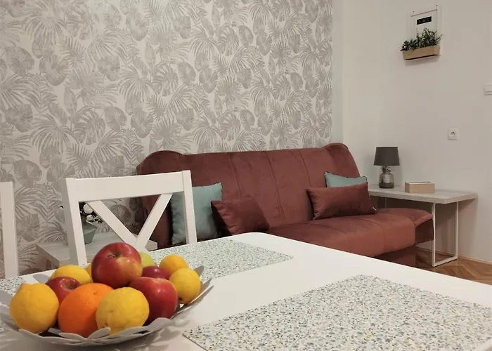 아파트 Vladimir M Apartment With Terrace And Parking Near Center